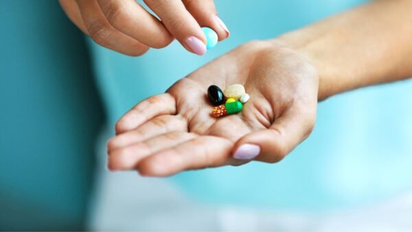 kokiu vitaminu negalima gerti kartu, rankoje laikomi vitaminai